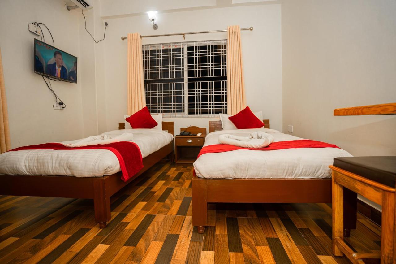 Hotel Dela Mount Покхара Екстер'єр фото